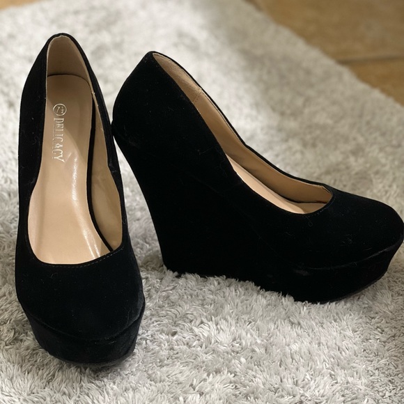 Delicacy Size 7.5 Black Suede Wedges - Picture 2 of 7